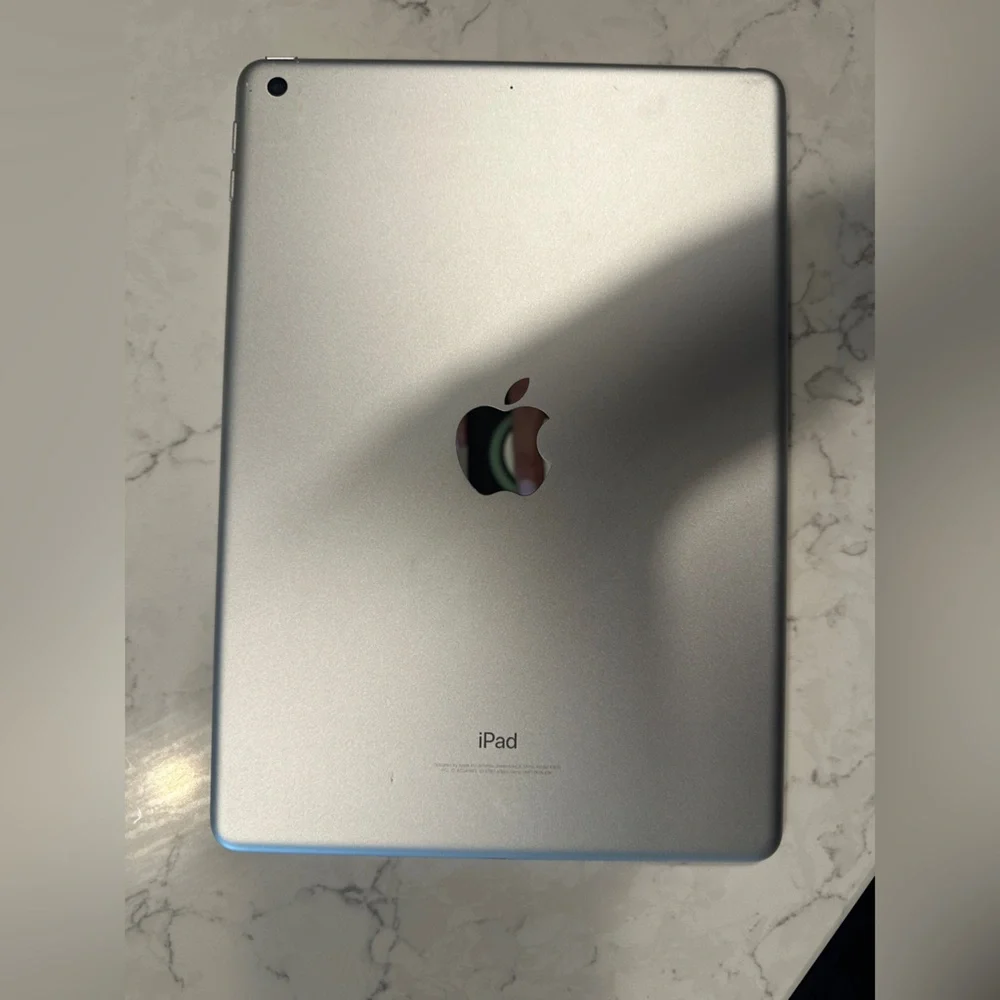 Apple Silver iPad Full-Size Tablet